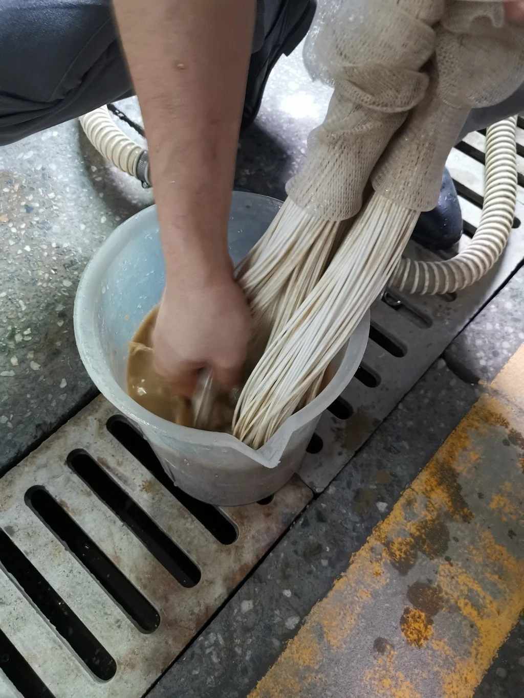 مصنع تنقية المياه ذو التدفق الكبير PVDF غشاء الترشيح الفائق قابل للغسل UF تصفية المياه آلة مياه الشرب مع السكن