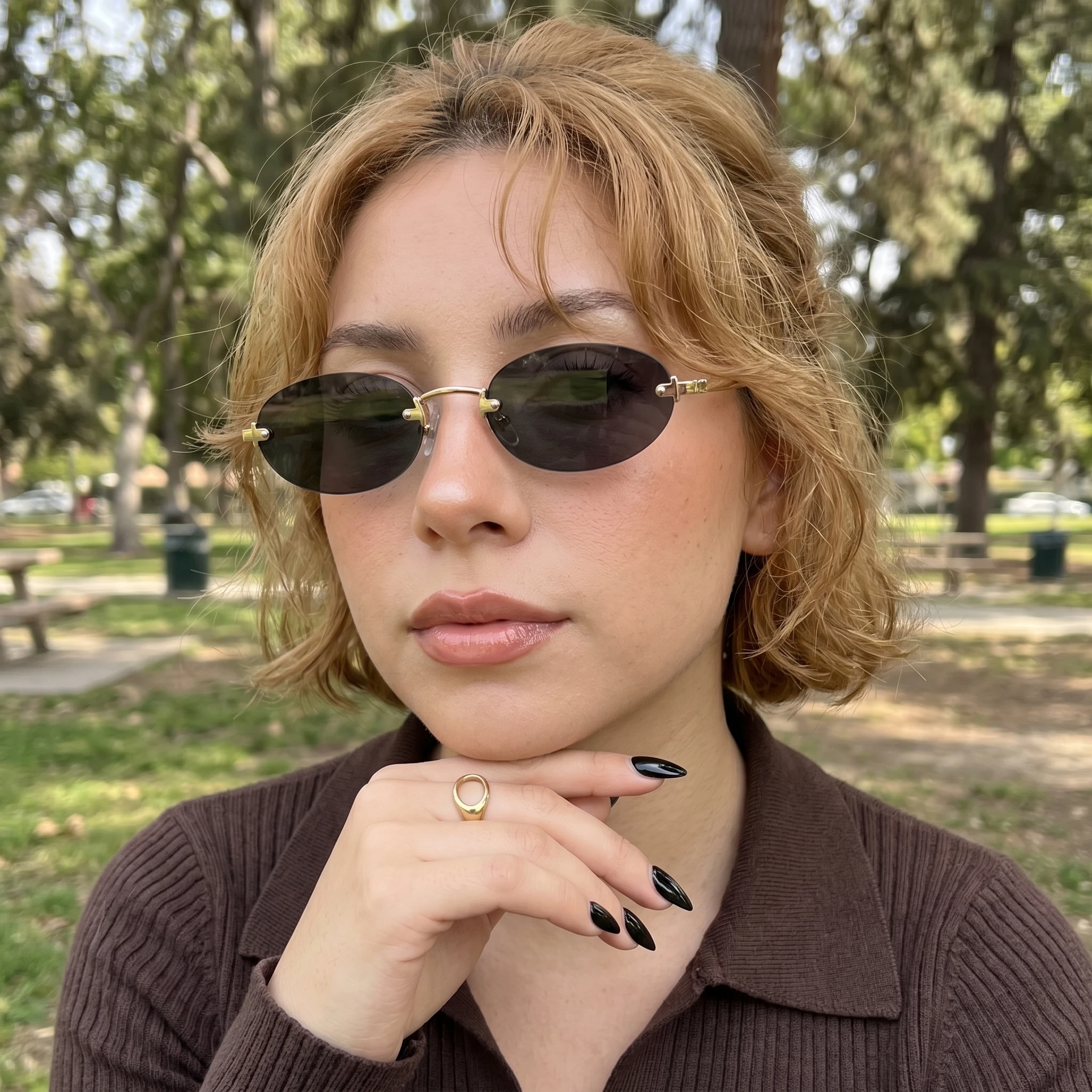 Modische Randlose Ovale Sonnenbrille für Damen Metallrahmen Gebogene Rutschfeste Bügel Langlebiges Scharnier Komfortable Nasenpolster