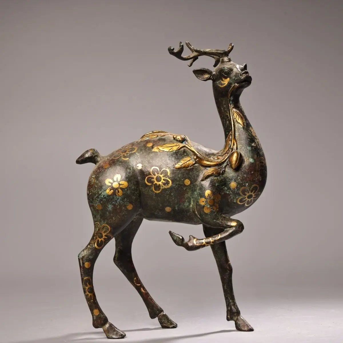 Treasures, old collections go to the countryside to collect wrong gold, bronzes, deer weighs 1300 grams, is 26 cm high and 16 cm