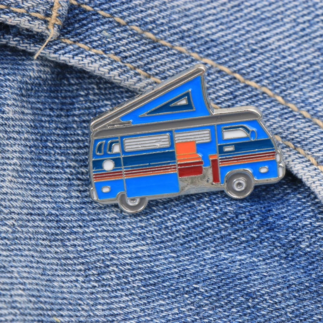 Blue Retro Camper Van Enamel Pin, Vintage RV Brooch with Pop-Up Roof, Camping Themed Metal Badge for Jackets, Bags & Hats