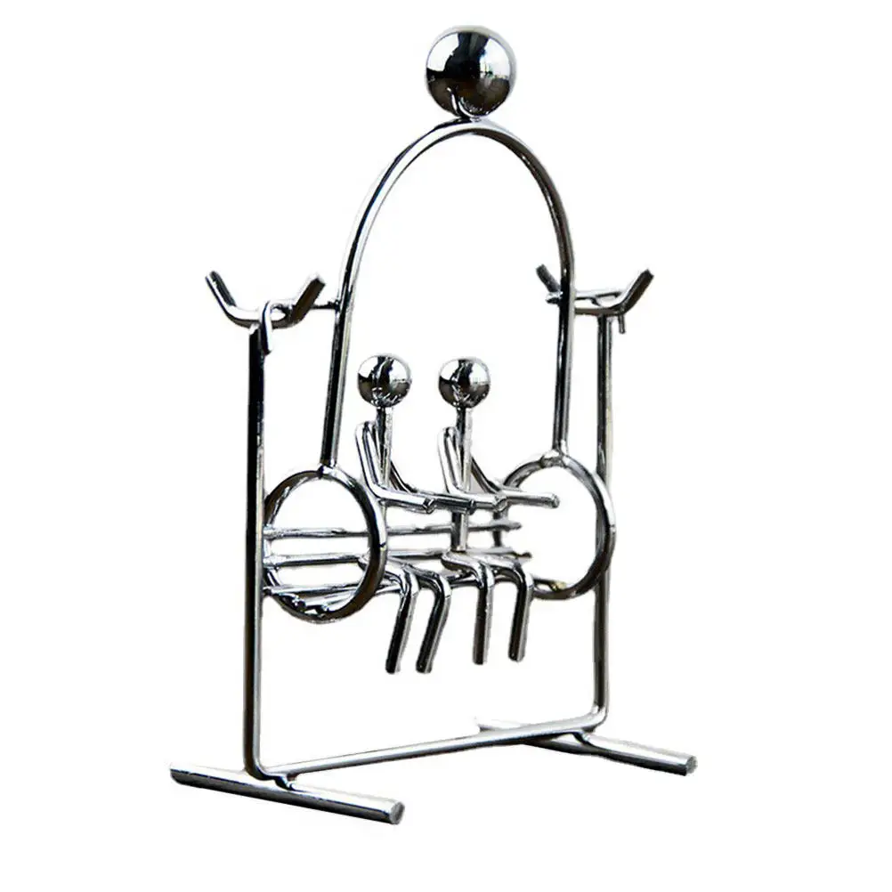 

Декоративная настольная фигурка «Пара качающихся фигурок» из кованого железа, демонстрирующая принцип сохранения импульса