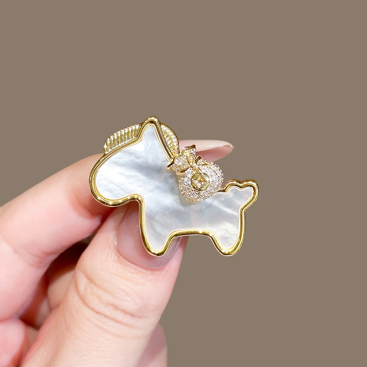 2026 New Pony Back Money Bag Brooches For Women Simple Cartoon Versatile Zodiac Brooch 'Will Be Rich' Horse Animal Pin Accessory