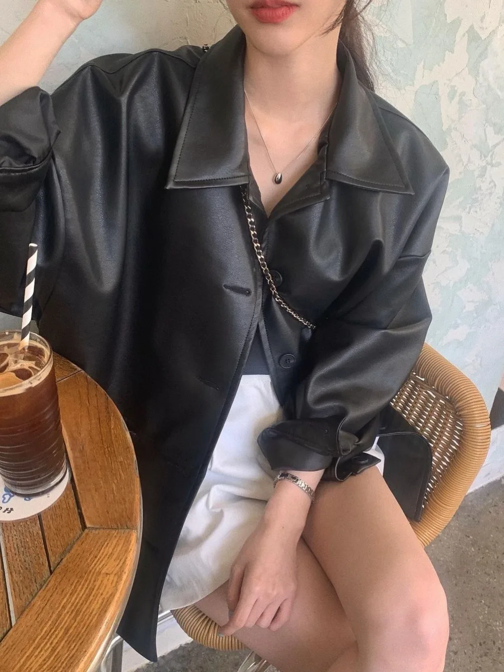 세련된 여름 PU 가죽 Jaet 루즈 캐주얼 롱 Sve 턴 다운 칼라 싱글 버튼 여성 겉옷 Faionable Ele