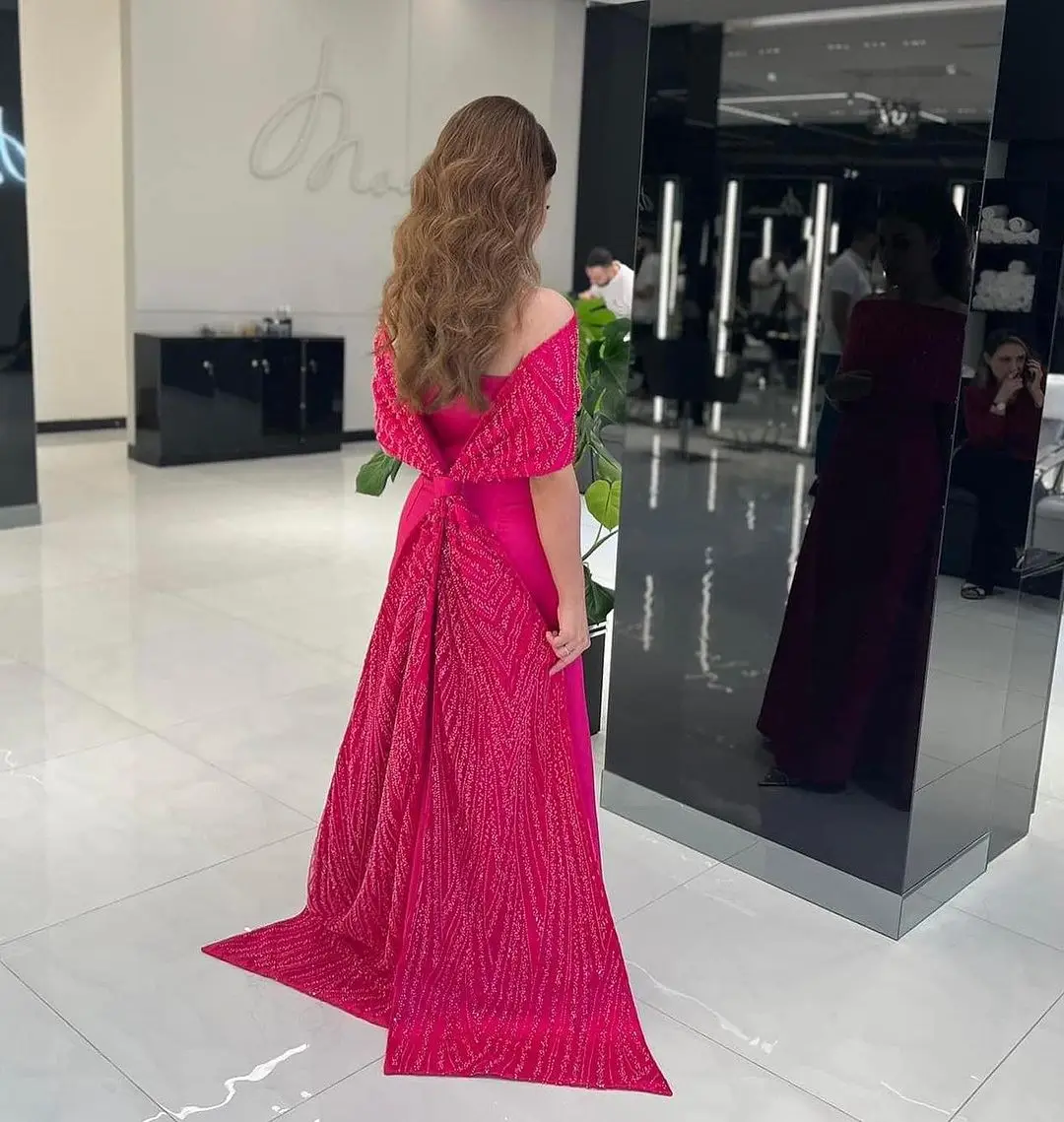 ที่กําหนดเอง Fuchsia ซาตินชุดราตรีปิดไหล่ Beadings Sequins ความยาวชั้น Elegant Evening Party Dresses