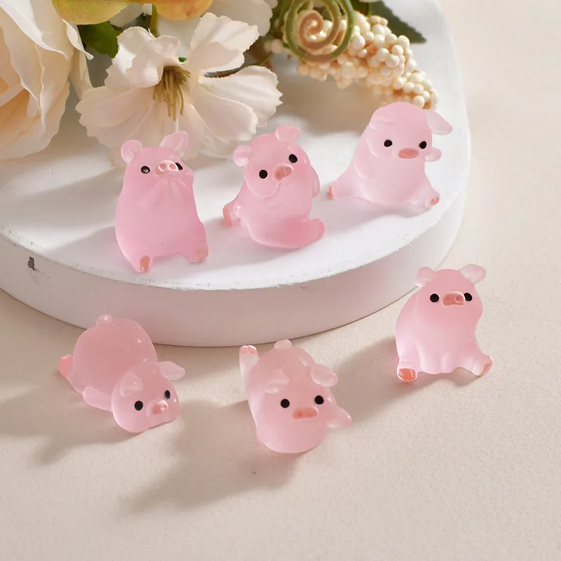 A Set Of Six Resin Cute Glow-In-The-Dark Piggy Ornament DIY Keychain Micro-Landscaping Accessories Home Desktop Car Decoration