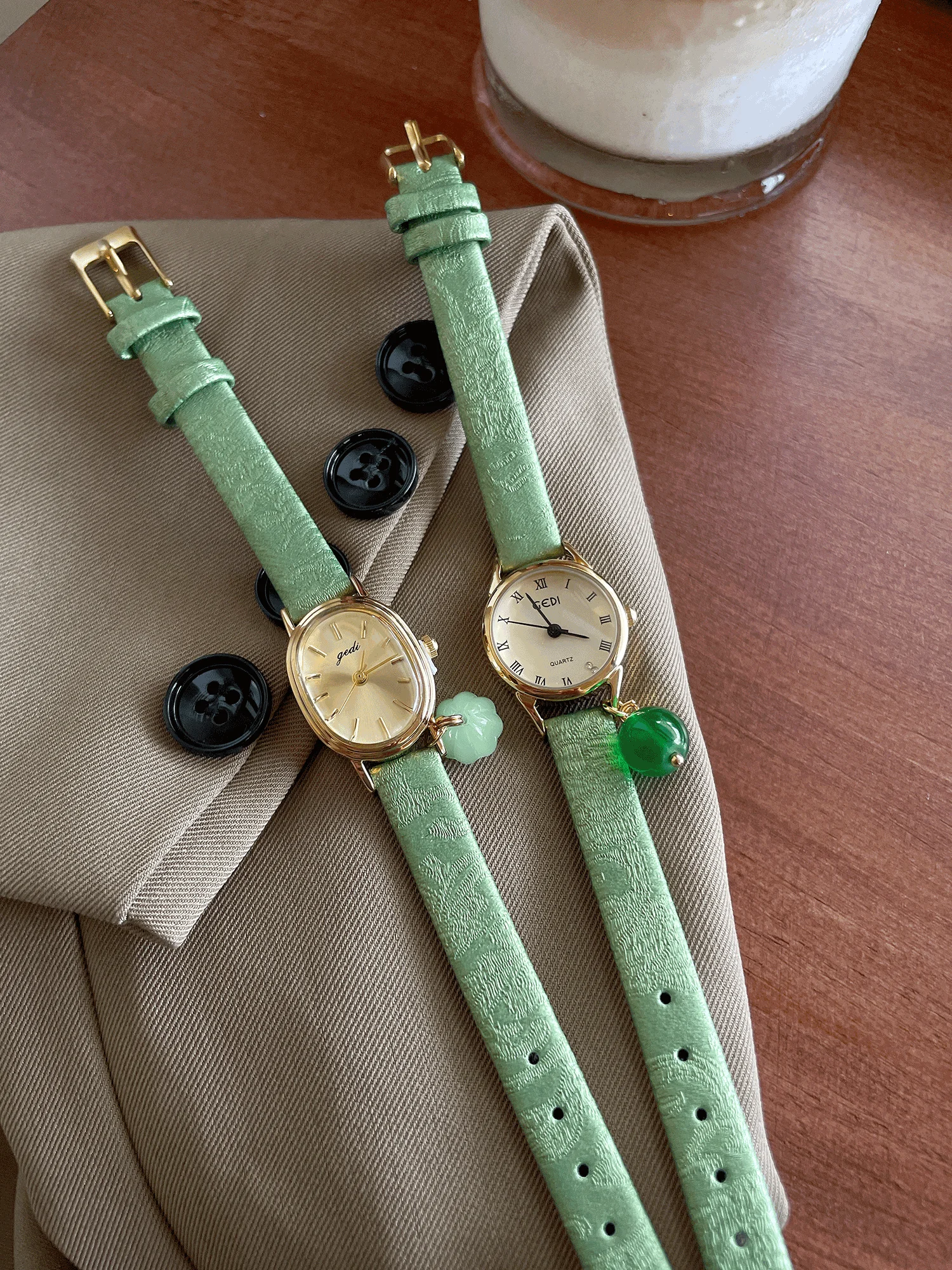 

New women's watch, 2025, fashionable, high-end retro style, small dial, trendy women's watch, birthday gift for women.