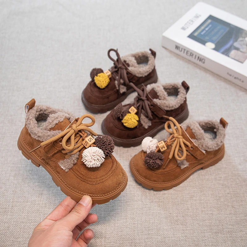 

Теплая повседневная обувь на подкладке для девочек, новинка 2025 года, зимняя замшевая кожаная обувь для малышей с бахромой, нескользящая мягкая подошва в стиле ретро Мэри Джейн