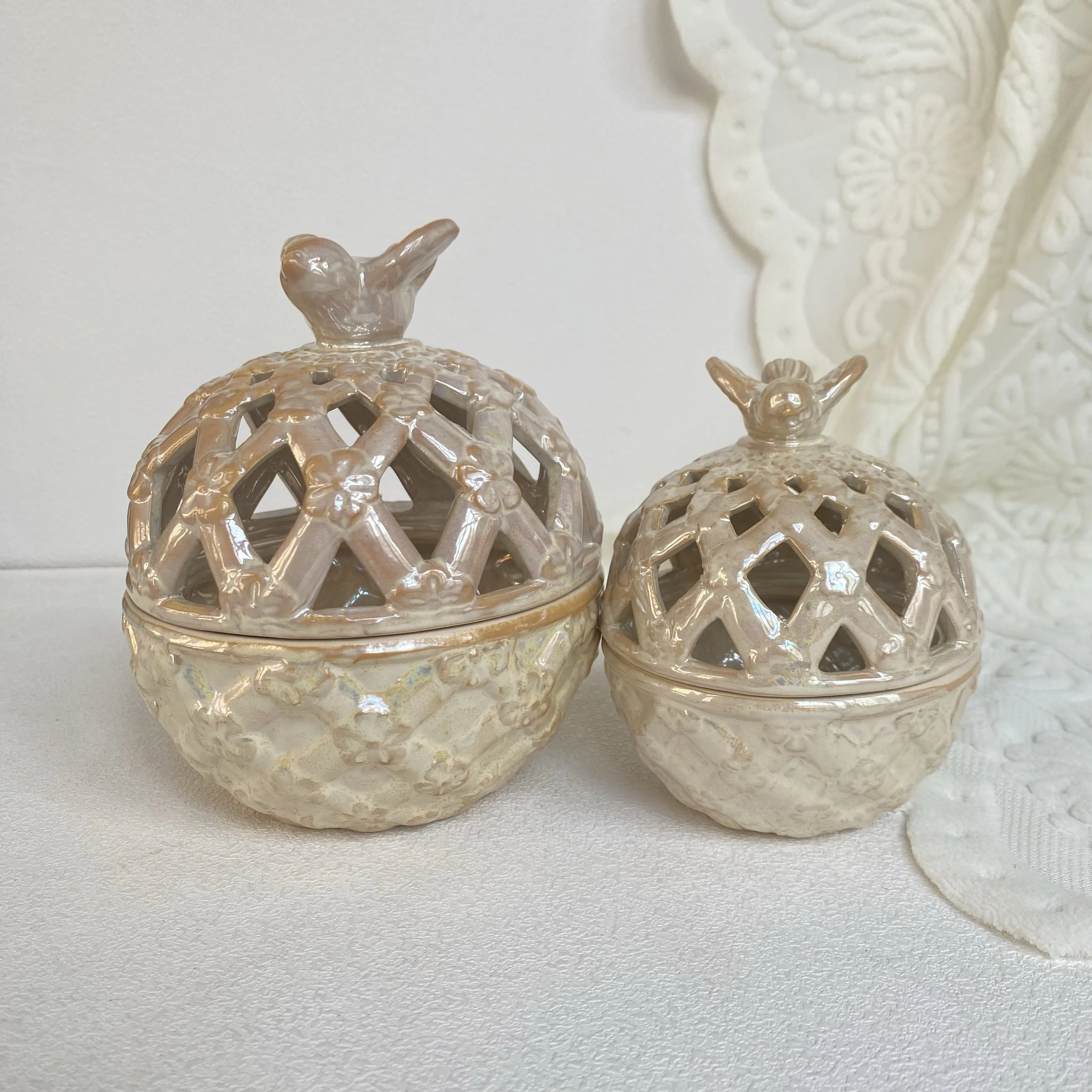 

Export old goods relief hollow ceramic storage tank aromatherapy stove desktop jewelry box ornament storage snack storage tank