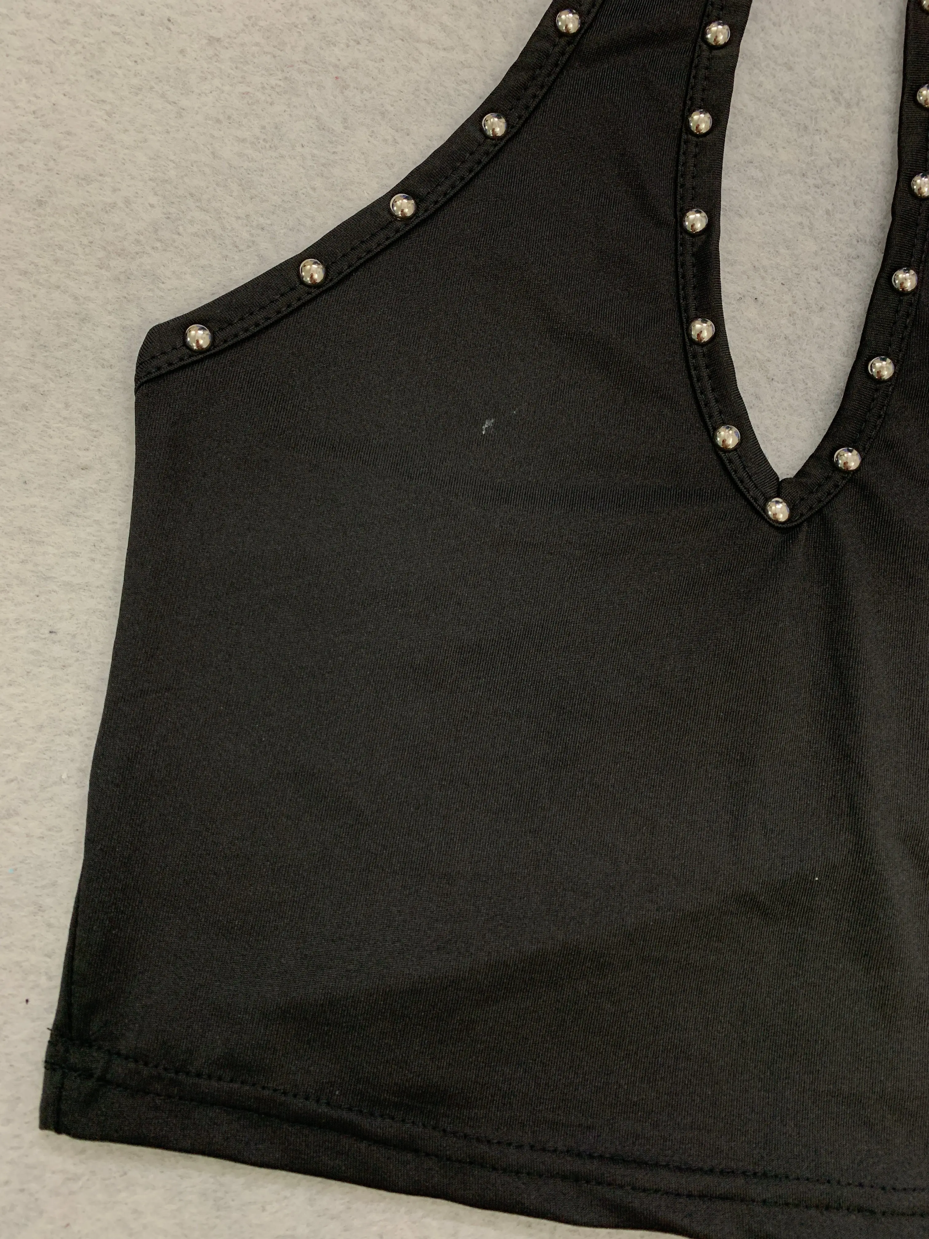 Subkultur-Punk-Stil, Nieten-Design, hängender Hals, rückenfreies, kurzes, hohles, ärmelloses, schmales, heißes Mädchen-Sling-Top. – Detail 7