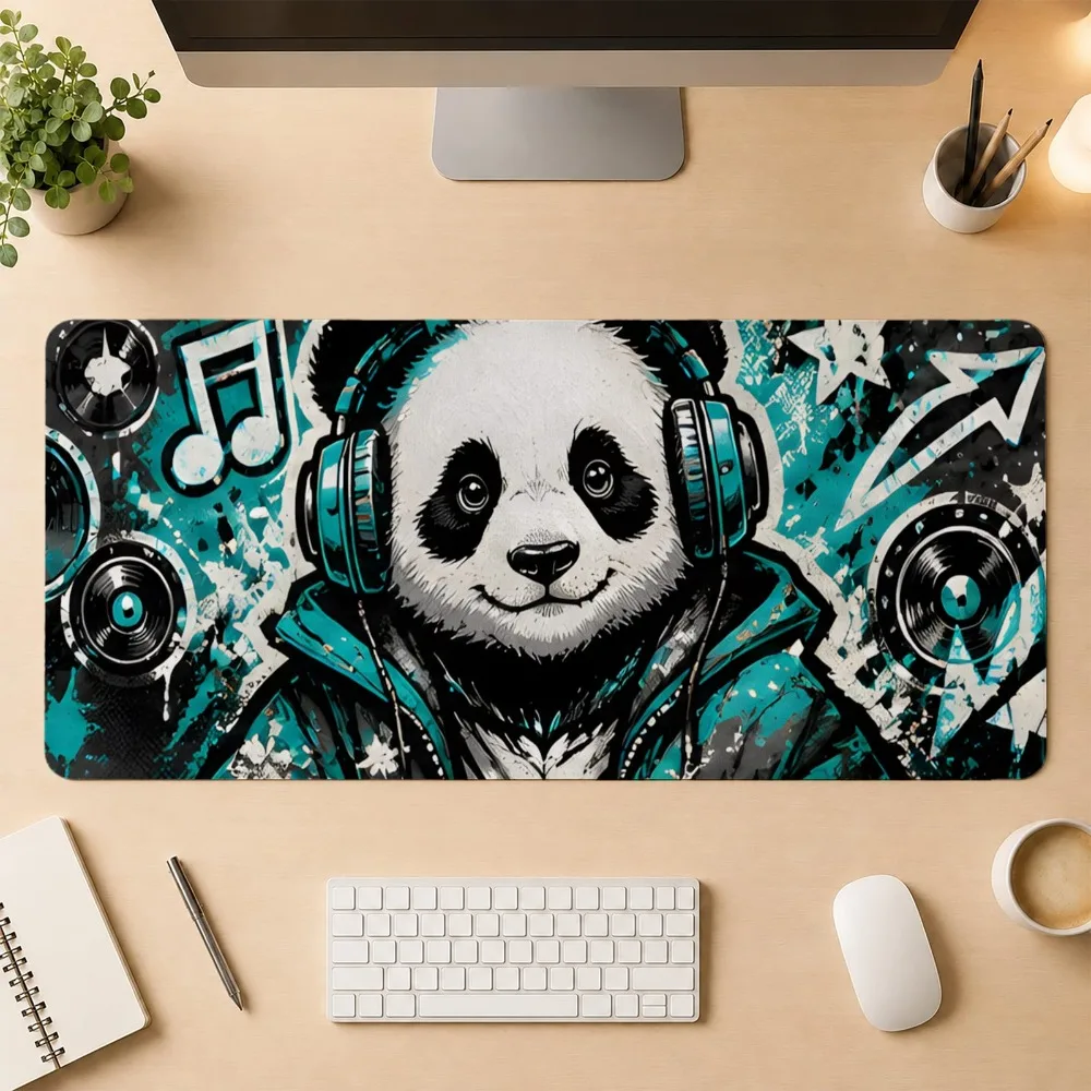 Le panda porte une paire d'écouteurs avec un motif graffiti. Il possède un tapis de souris antidérapant pour jeux vidéo.