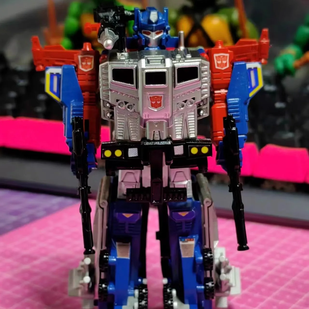 

Трансформируемая миниатюрная модель Autobot G1 Pretender Optimus Prime, модель игрушки с цветной графикой японской версии