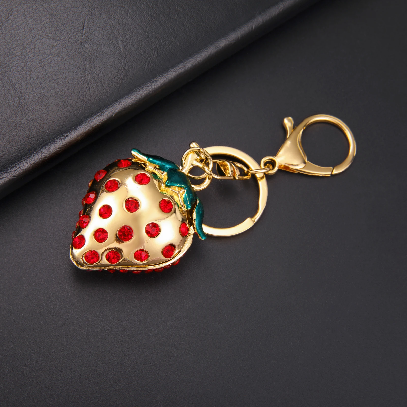 Cute Crystal Strawberry Pendant Keychain Alloy Women and Girls Kawaii Fruit Fashion Jewelry Gift Wholesale