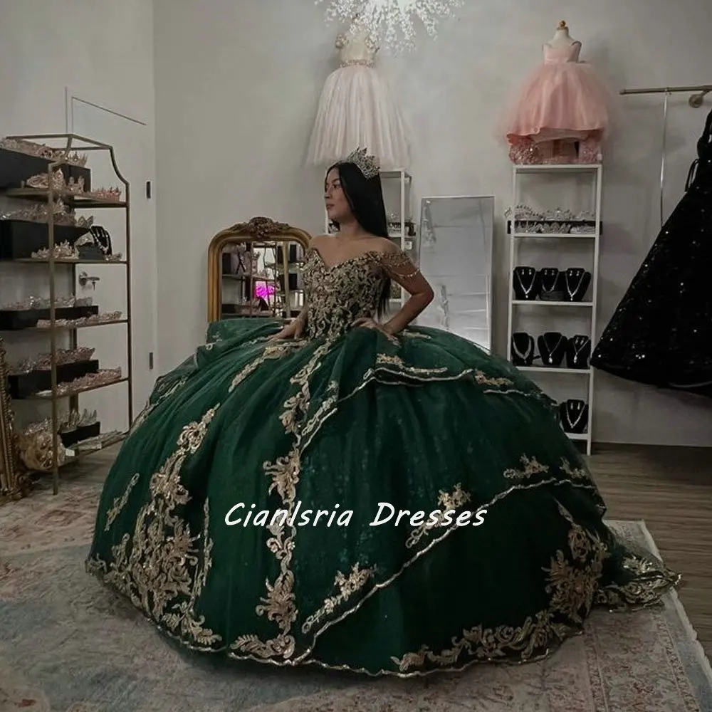 Esmeralda verde fora do ombro em camadas quinceanera vestido de baile apliques ouro miçangas cristal corset vestidos quinceañera