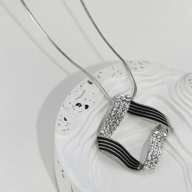 

A geometric and versatile necklace suitable for women in autumn and winter, a fashionable and simple retro long sweater chain