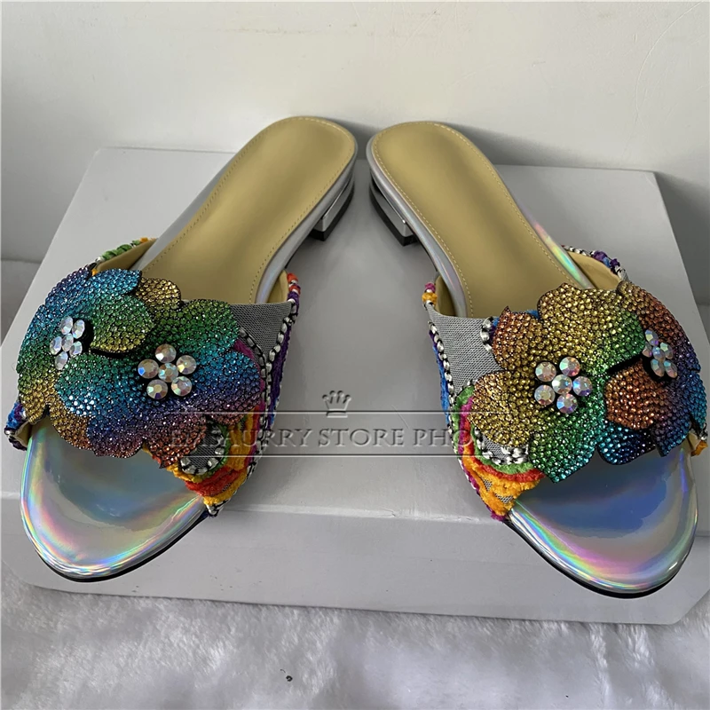 Pantofole da donna con fiore di strass di lusso tacco piatto ricamo colorato Slip-on Outwear muli per ragazze estate