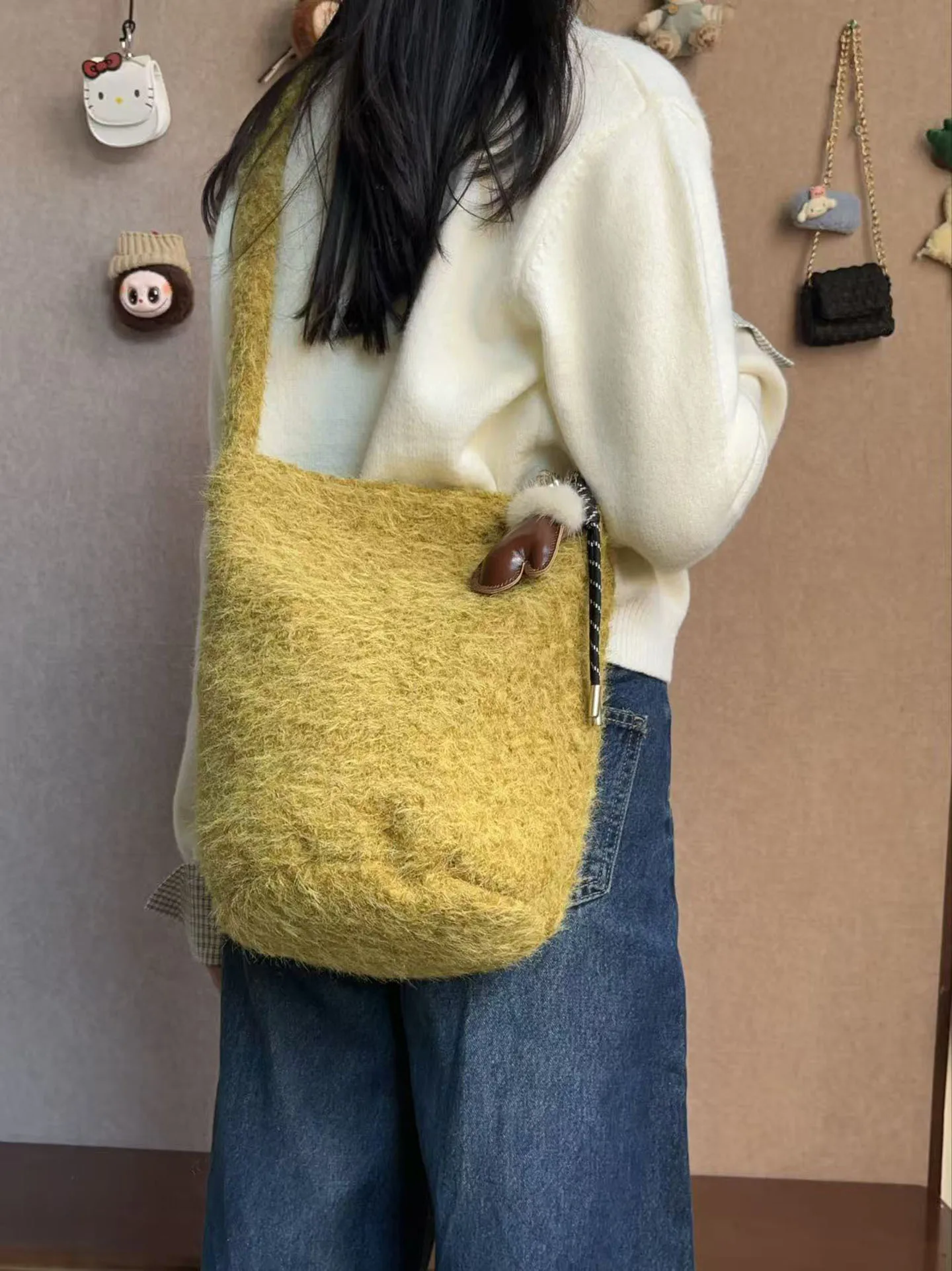 

Модная мягкая твидовая сумка-тоут для женщин, большая вместительная сумка через плечо для поездок на работу, осенне-зимняя новинка, универсальная, стильная, на одно плечо.