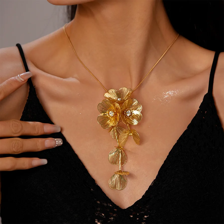 

Boho Ginkgo Leaf Flower Pendant Necklaces for Women Inlaid Rhinestone Necklace Bridal Neck Jewelry Decorated Accessories