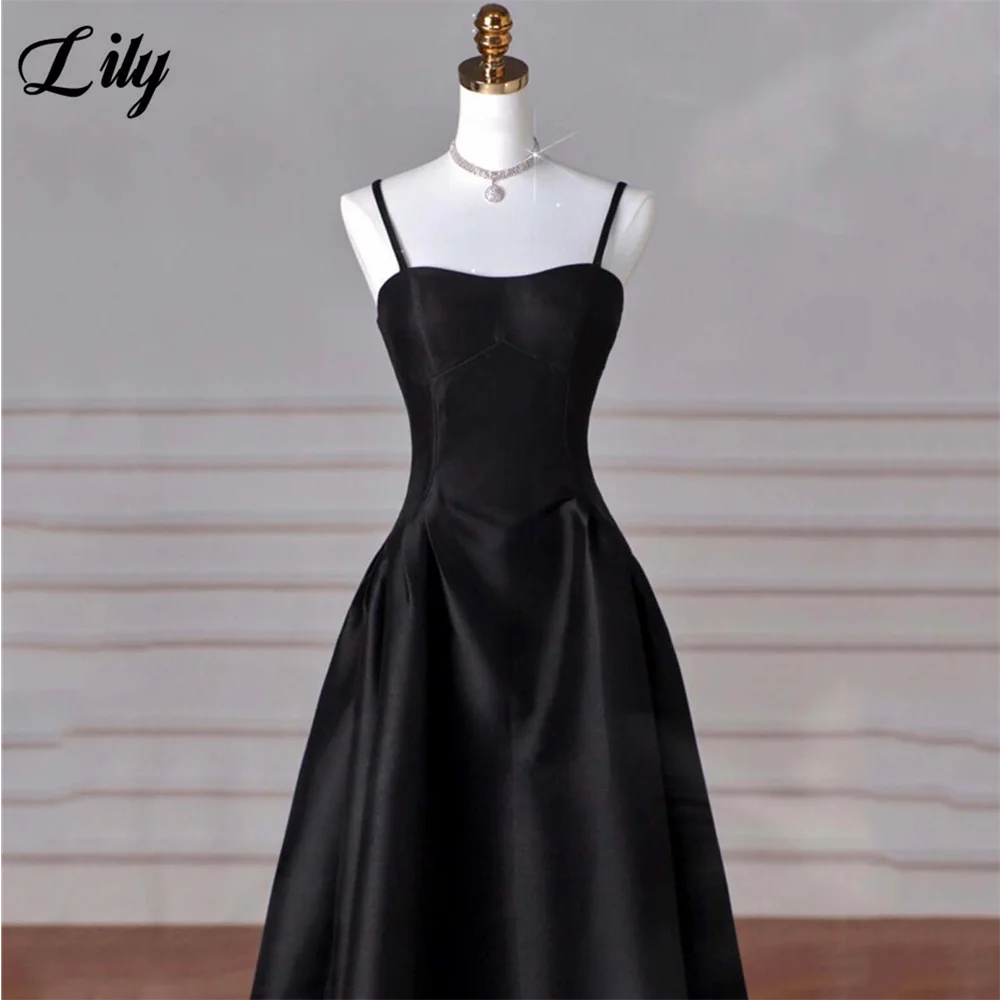 リリーブラックサテンイブニングドレススパゲッティストラップAラインミニマリストイブニングドレスレースアップバックデザイン