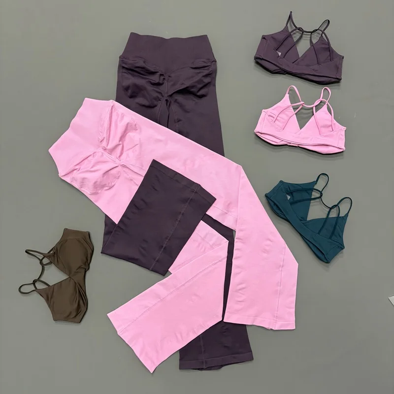 Conjunto Deportivo de 2 Piezas para Mujer: Leggings Acampanados con Cintura Cruzada y Bra Deportivo con Diseño Torcido para Yoga, Fitness y Running