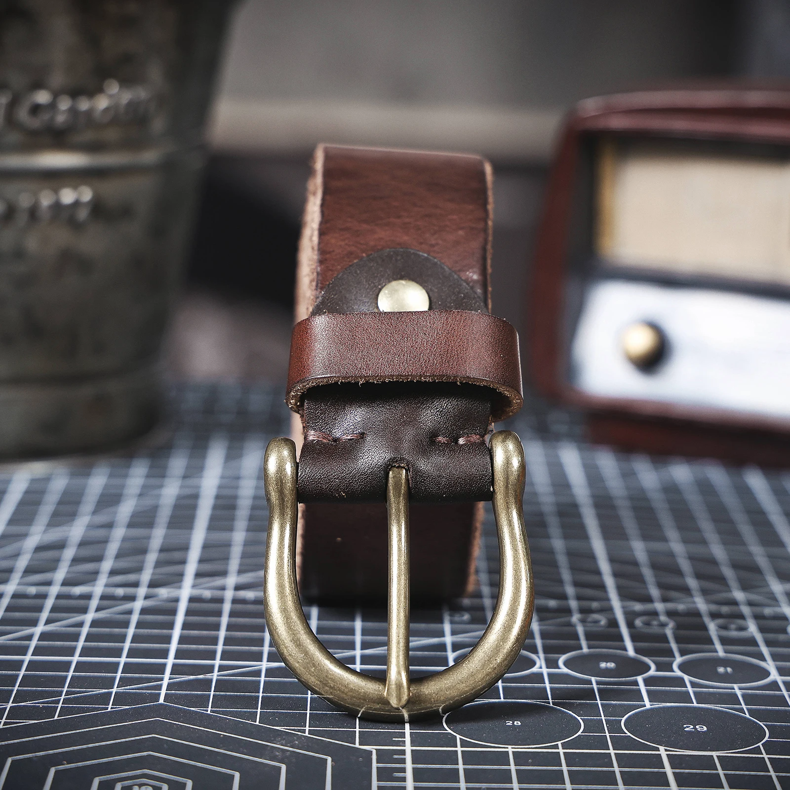 Vintage Echtleder-Herrengürtel mit Kupferschnalle, Handgefertigter Casual-Gürtel mit Geschenkbox, Verstärktes Oberleder aus Italien – Detail 11
