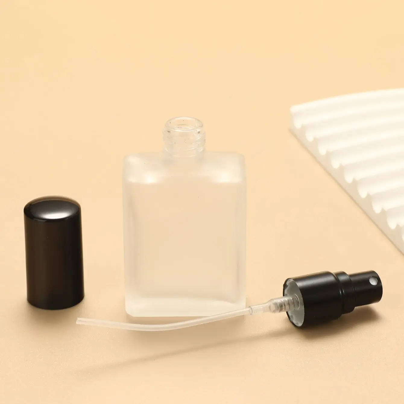 すりガラススプレーボトル空の詰め替え香水アトマイザー容器蓋付き旅行やギフト用、15ml