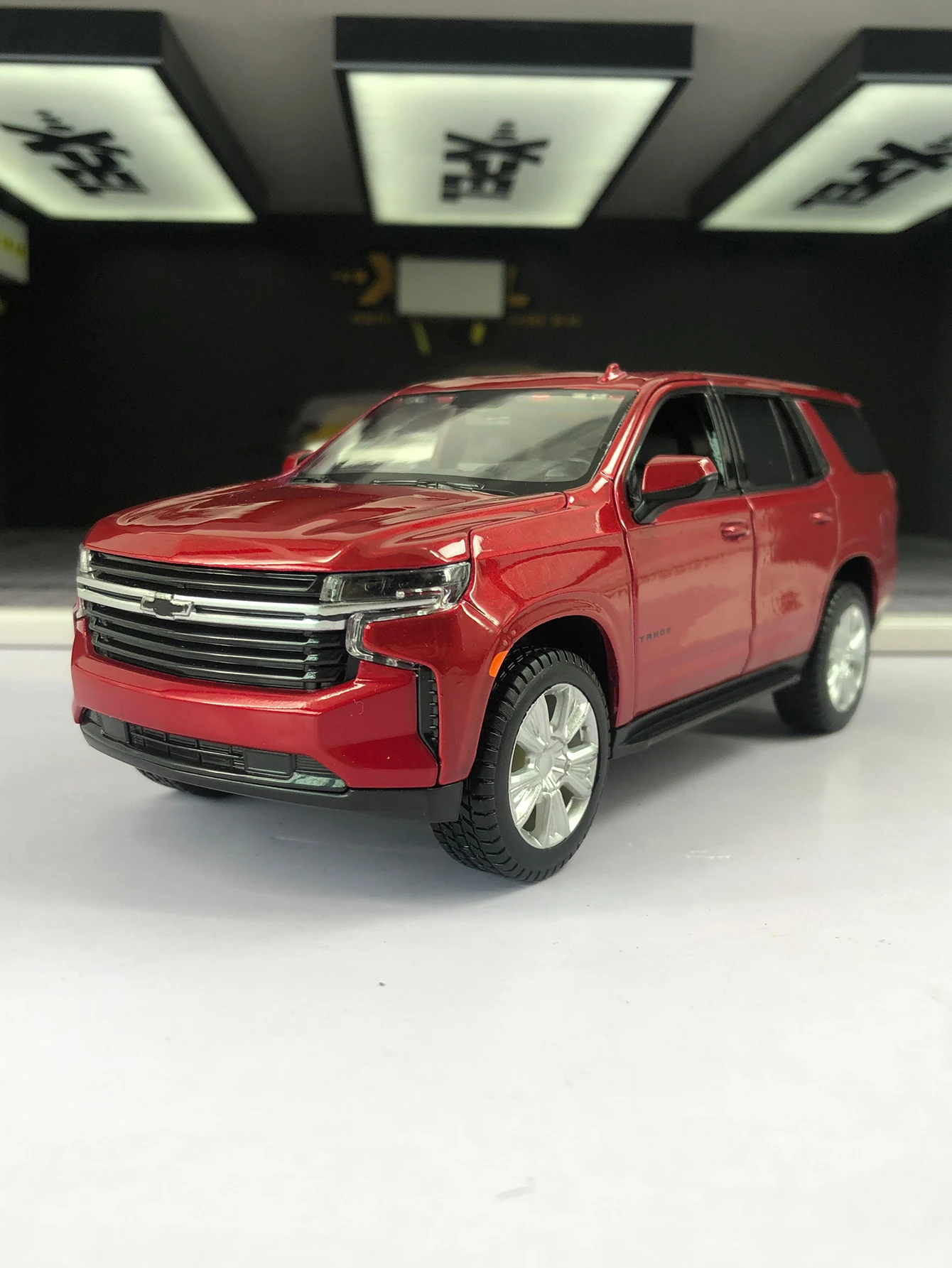 

Maisto 1:26 simulated zinc alloy 2021 Chevrolet Tahoe model car, static ornament, metal collectible gift car