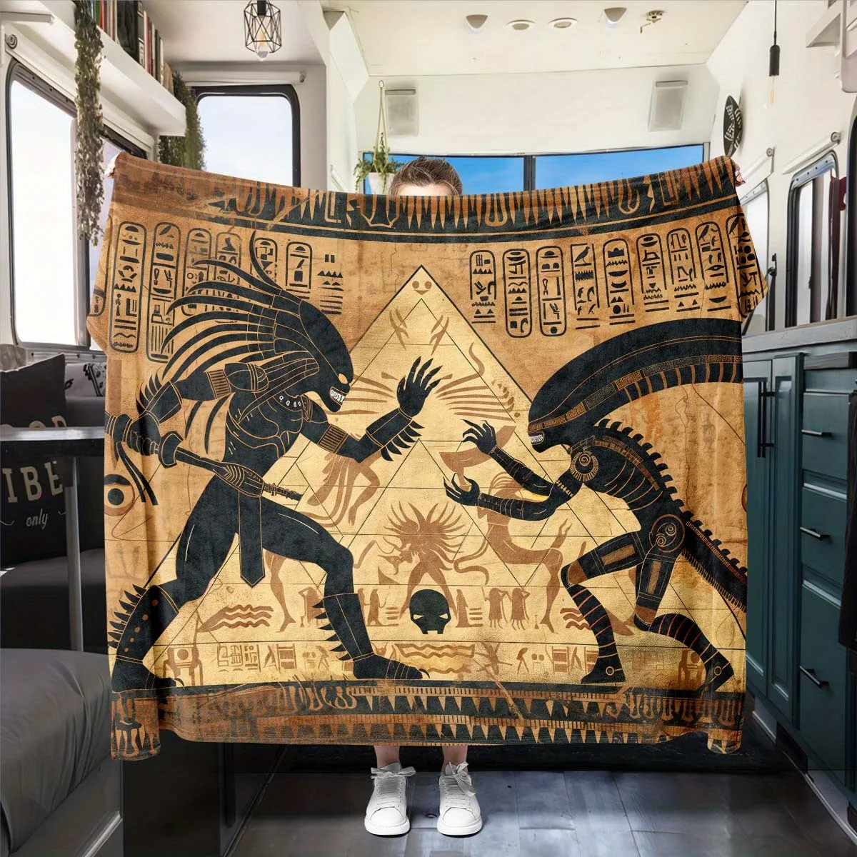 Cozy All-Season Flannel Throw Blanket with Pyramid Alien Battle Design - Perfect for Car Naps & Outdoor Leisure