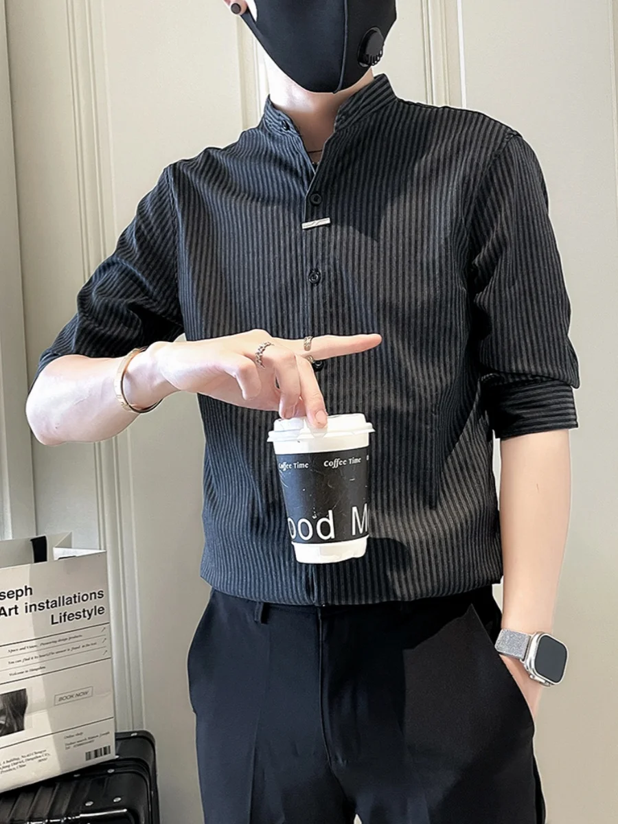 

Новая летняя мужская рубашка 2024 года с тонкими полосками, коротким рукавом, воротником-стойкой, универсальным простым дизайном, молодежная, приталенная, не требует глажки.