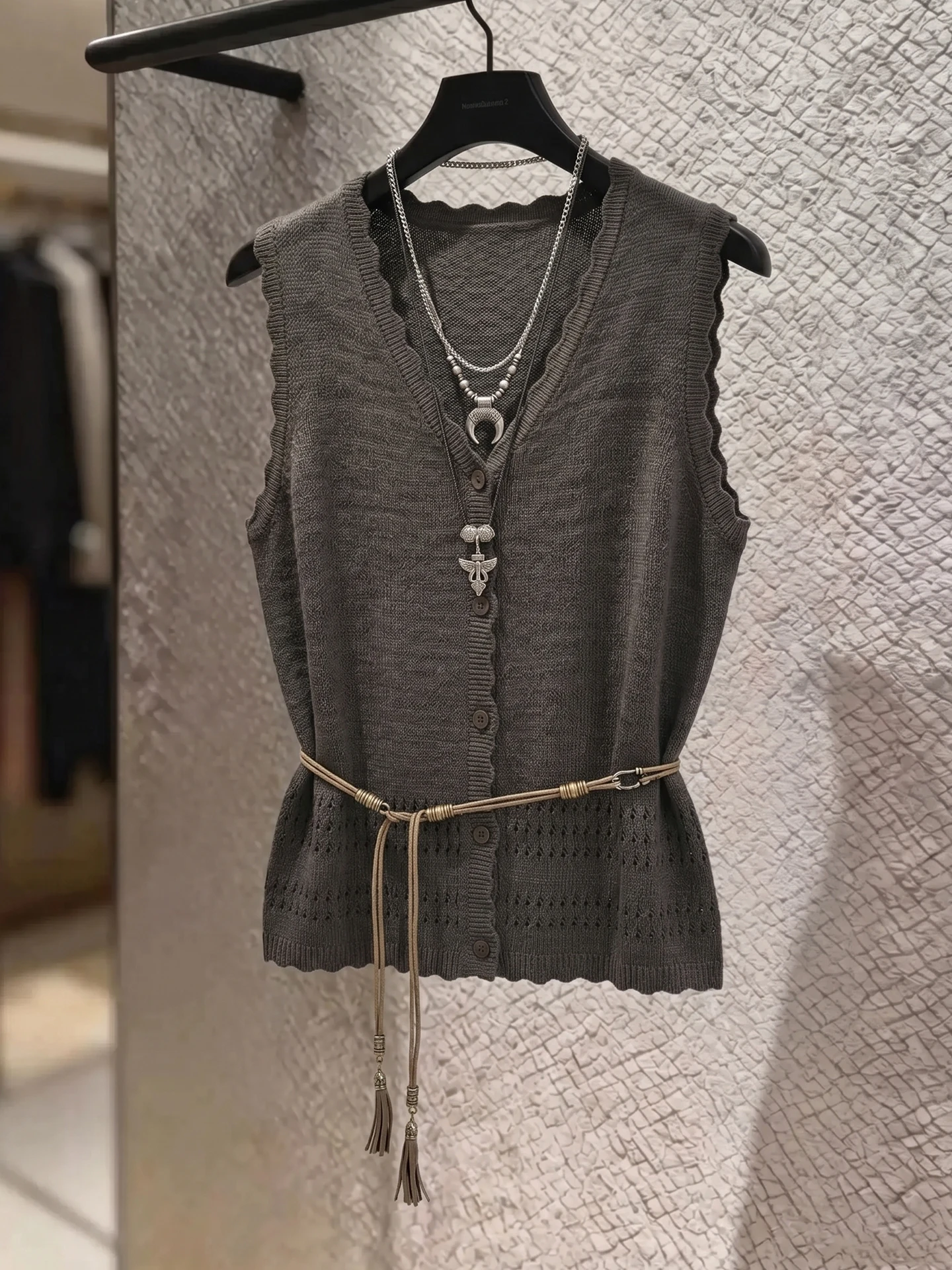 

Fashionable V-Neck Knitted Vest Single Button Sleeveless Top Elegant Design Summer New Arrival Silk Material Straight Cut Style