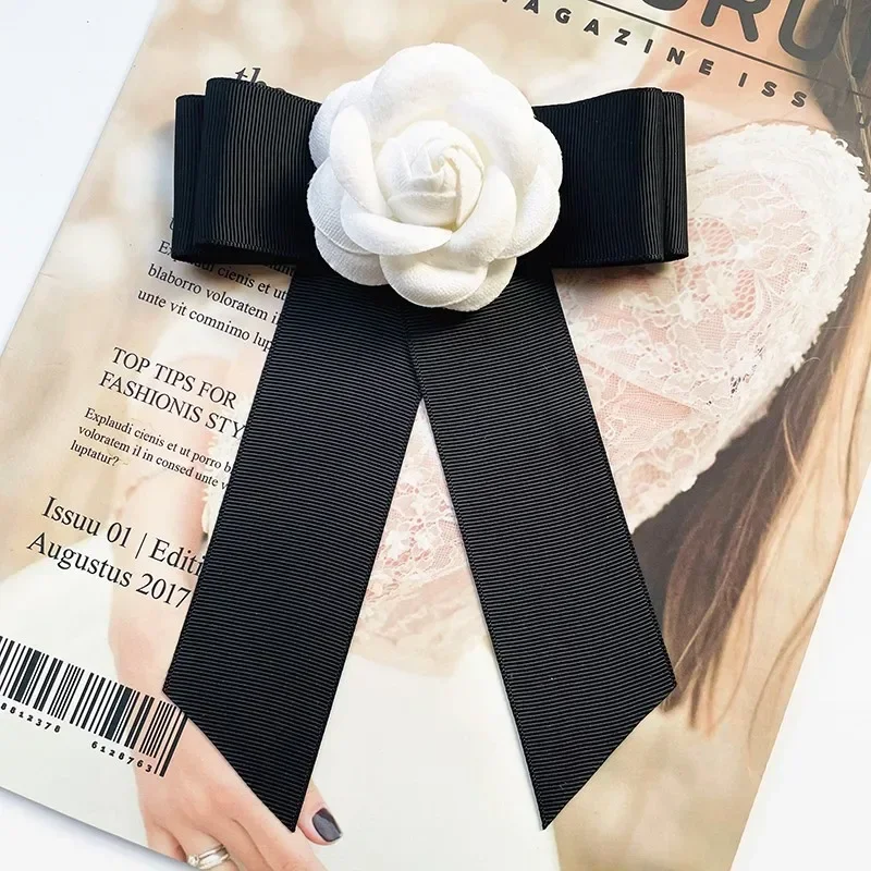 Nowa tkanina Camellia Flower Brooch Velvet Bow Tie Ladies College Style Shirt Collar Pins Vintage Wedding Party Broszki dla kobiet