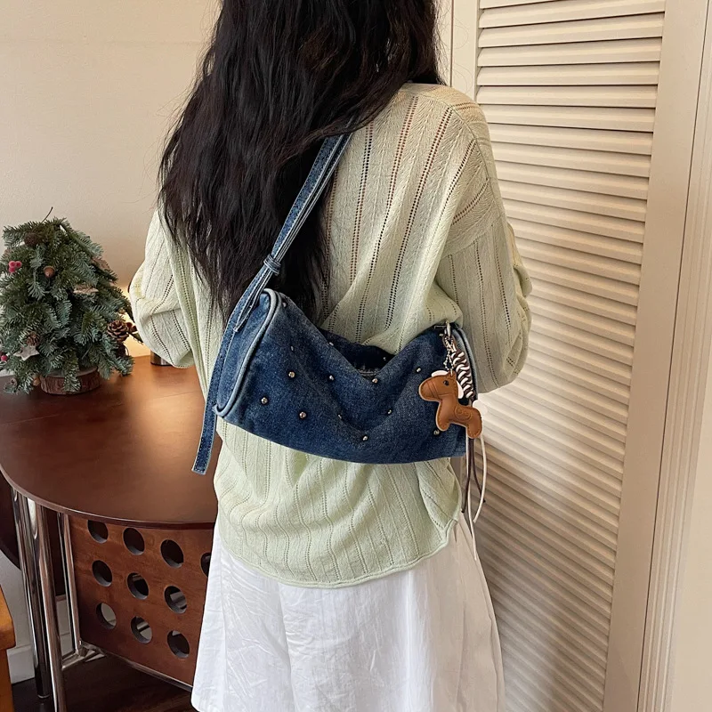 Gewaschene Denim-Umhängetasche mit Nieten und Taschenanhänger, Damen-Schultertasche mit Metallnieten, Lässige Vielseitige Handtasche, Pendler-Geldbörse – Detail 11