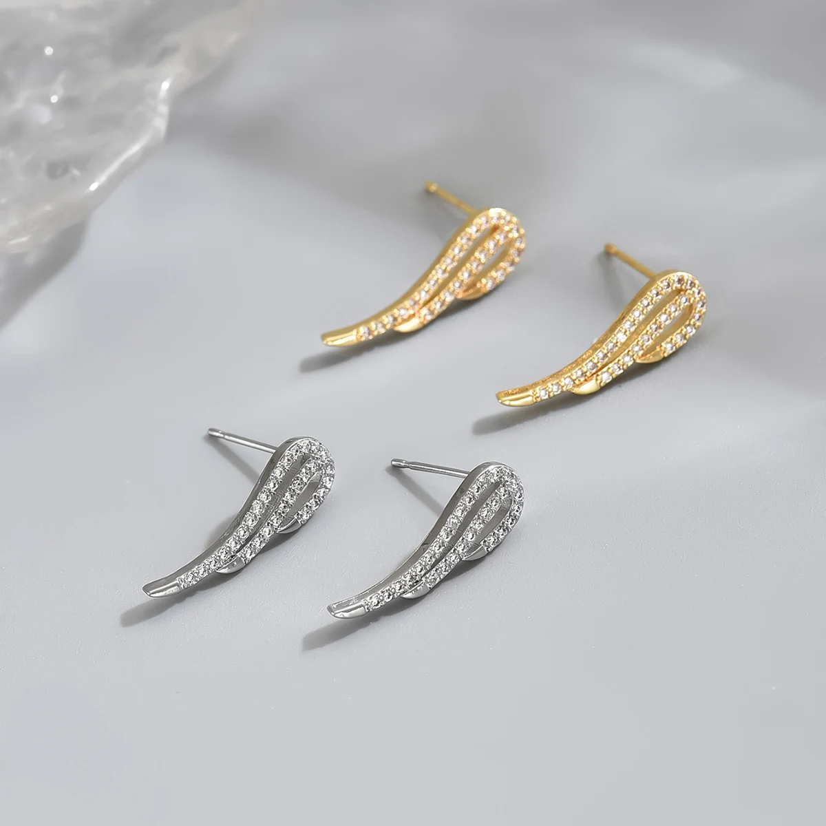 

Новые модные мини-серьги-крылья для женщин, серьги-гвоздики с цирконием CZ в форме ангельских крыльев, маленькие золотистые серьги для пирсинга, подарок для девушек