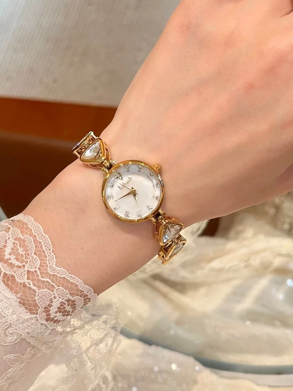 Stylish And Versatile Quartz Bracelet Watch For Women, A New Style And Perfect Gift. A Trendy Women'S Watch And Watch Accessory.