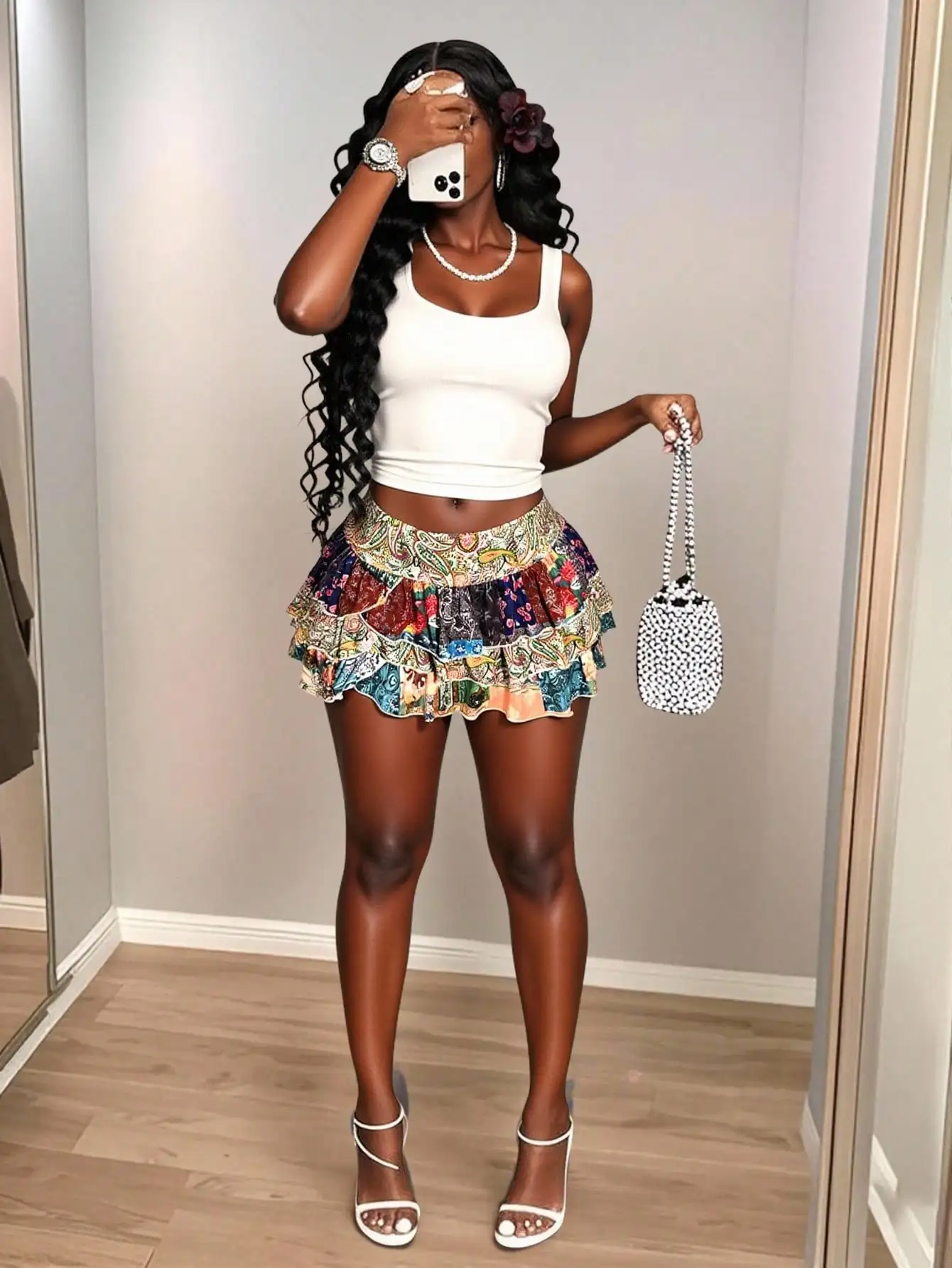 Witte crop top met U-hals en kleurrijke rok met ruches en print, tweedelige set voor zomerfestivals op het strand