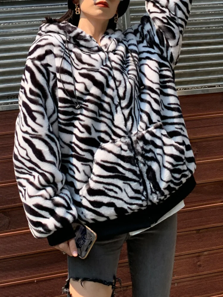 Shengpalae moda feminina outerwear solto todos os jogos com capuz zebra impressão grosso quente casaco de pele do falso novo 2024 outono inverno 271