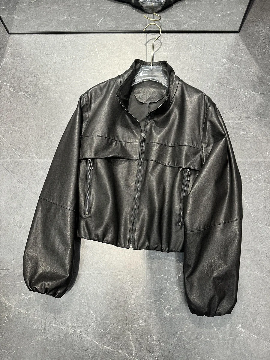 Jaqueta versátil de couro de pele de carneiro curtida vegetal de grão superior com gola alta para mulheres – estilo curto