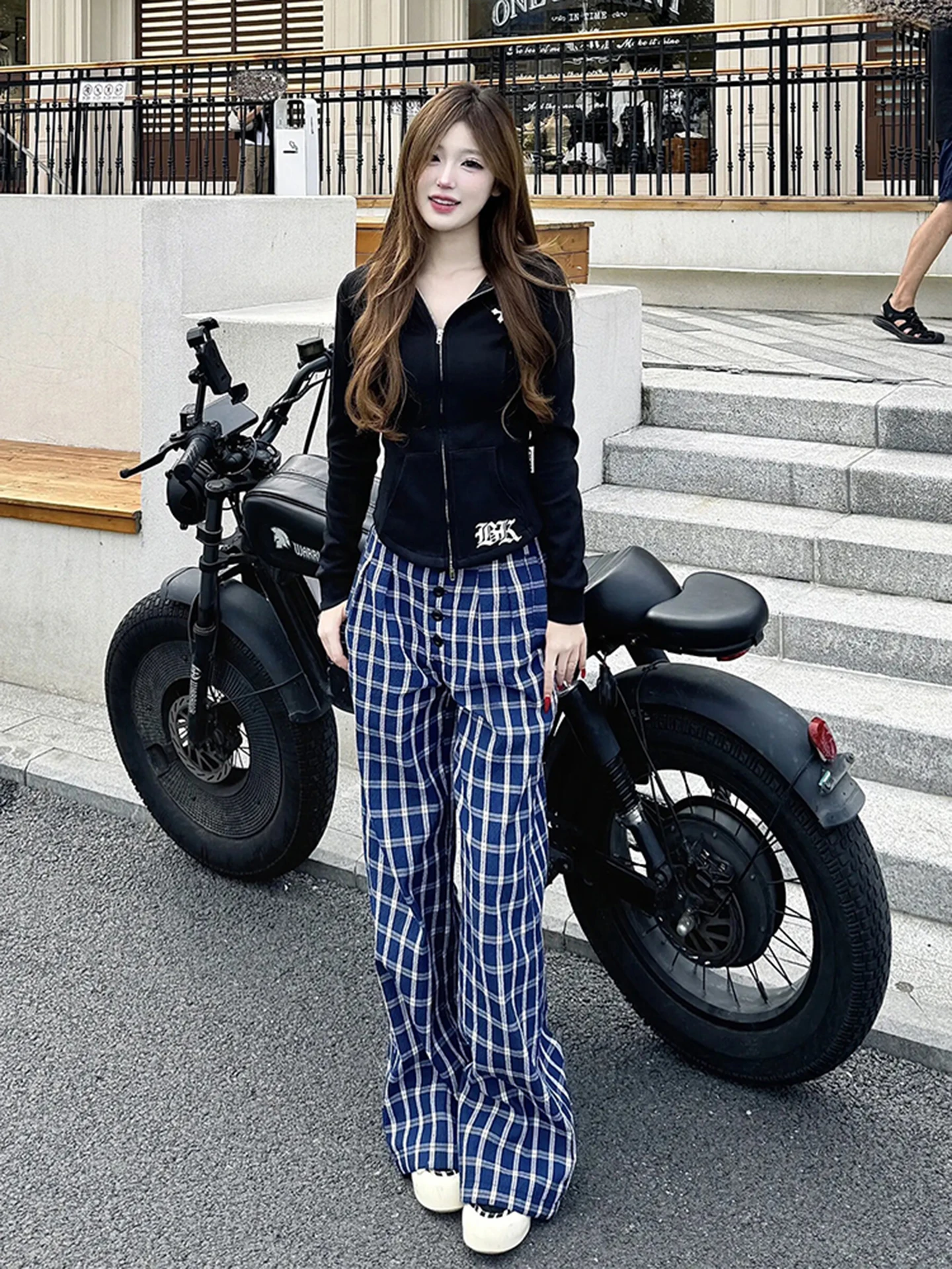 

Мужские повседневные брюки в синюю клетку, осенние, в американском уличном стиле, свободного кроя, с расклешенными штанинами, широкие брюки-палаццо.