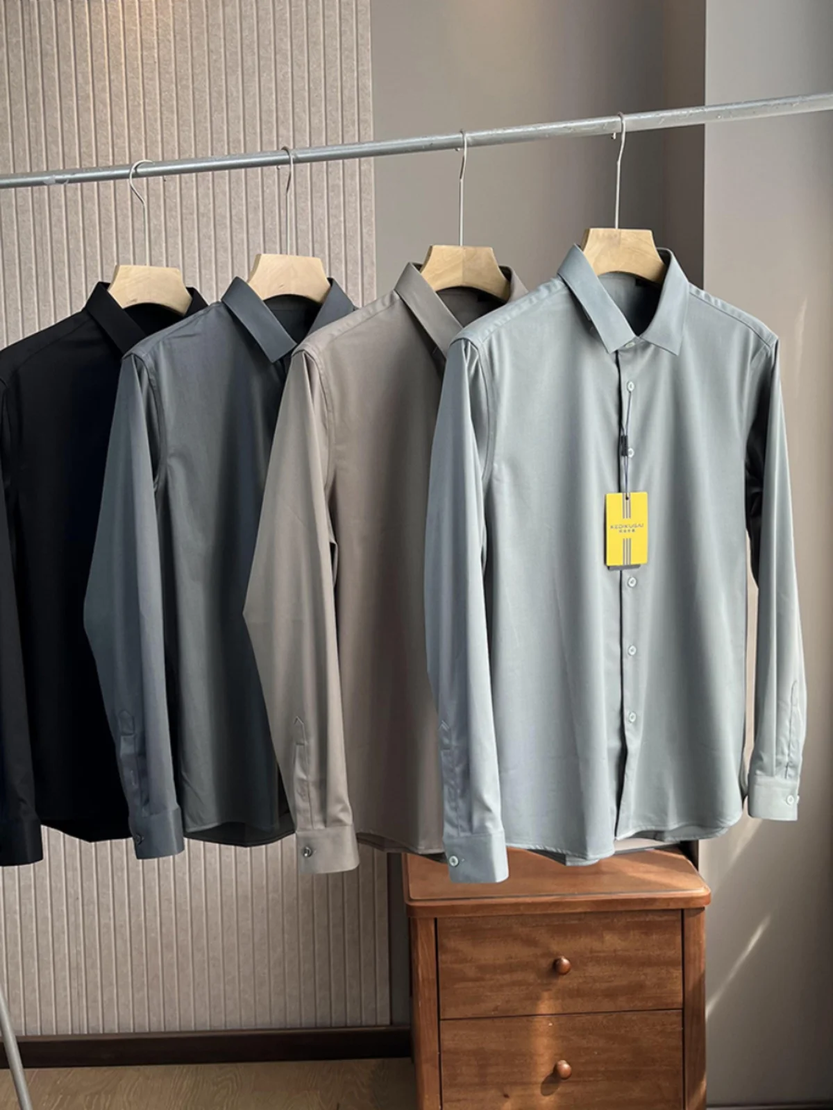 

Мужская рубашка-поло: формальная, но повседневная, с влагоотводящими и дышащими свойствами, приталенный крой, однотонная, универсальная, для бизнеса и отдыха...