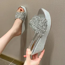 Złote srebrne damskie buty na wysokim obcasie 8 cm buty na koturnie kapcie 2023 przezroczyste Rhinestone odkryte palce i pięta sandały damskie czółenka slajdy