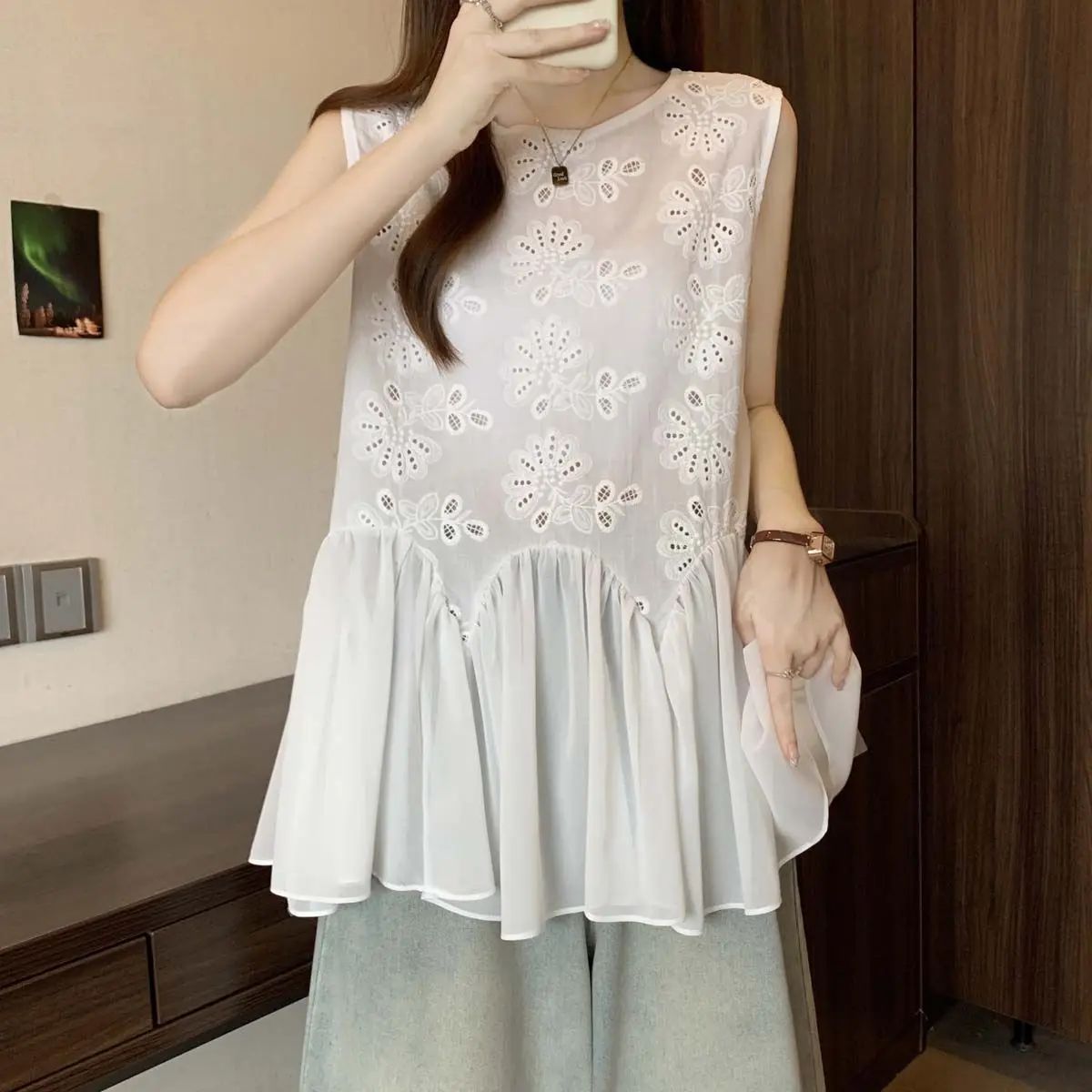 Camisa empalmada con dobladillo Irregular de encaje hueco de estilo europeo para mujer, novedad de verano 2025, Top de cuello redondo a la moda