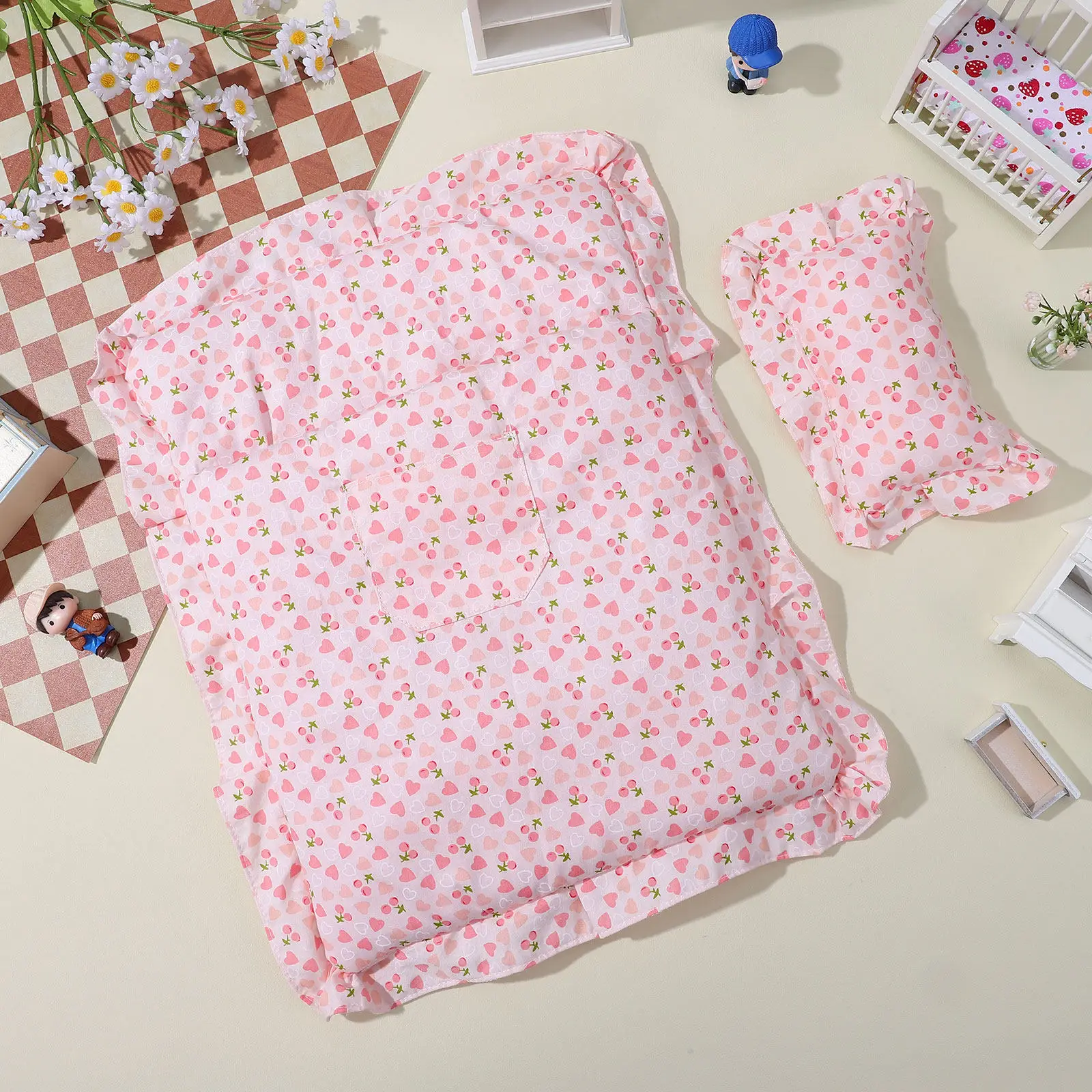 

1Set Cute Heart Strawberry Miniature Bedding Soft Cozy Mini Blanket Realistic Bedroom Decoration Dollhouse Bedding Set