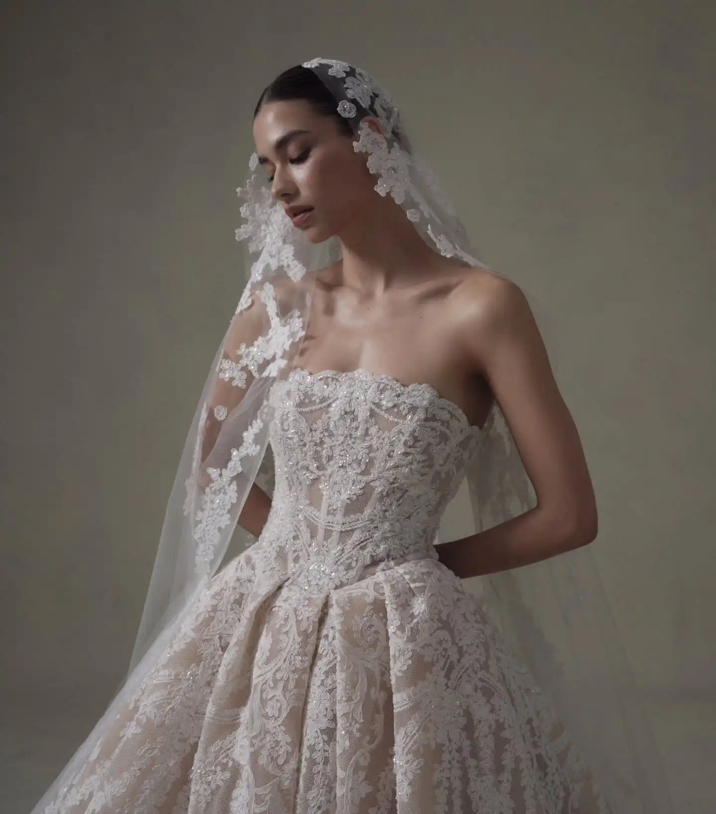 カスタムメイドの高級繊細なレースのブライダルドレス、絶妙なレースアップバック、クリスタル装飾のストラップレスウェディングドレス