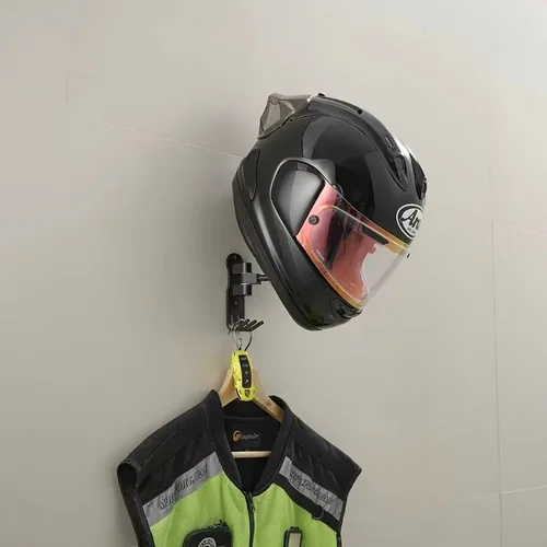 Imagen 2 del producto Estante para casco de motocicleta con montaje en pared, 180 ° Soporte de casco de suspensión de rotación con ganchos para soporte de suspensión de exhibición de casco de béisbol de bicicleta