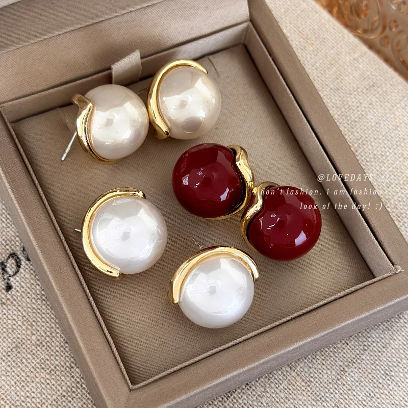 Pearl Stud Earrings Vintage Large Gold Edged Half Ball Metal Premium Elegant Versatile Commute Jewelry for Women Lightweight