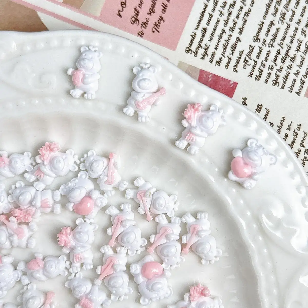 Podwójne kolory Śliczne serce Kwiat Niedźwiedź Żywiczne zawieszki do paznokci Wiele stylów Świecący biały niedźwiedź Mieszane ozdoby do paznokci DIY Paznokcie