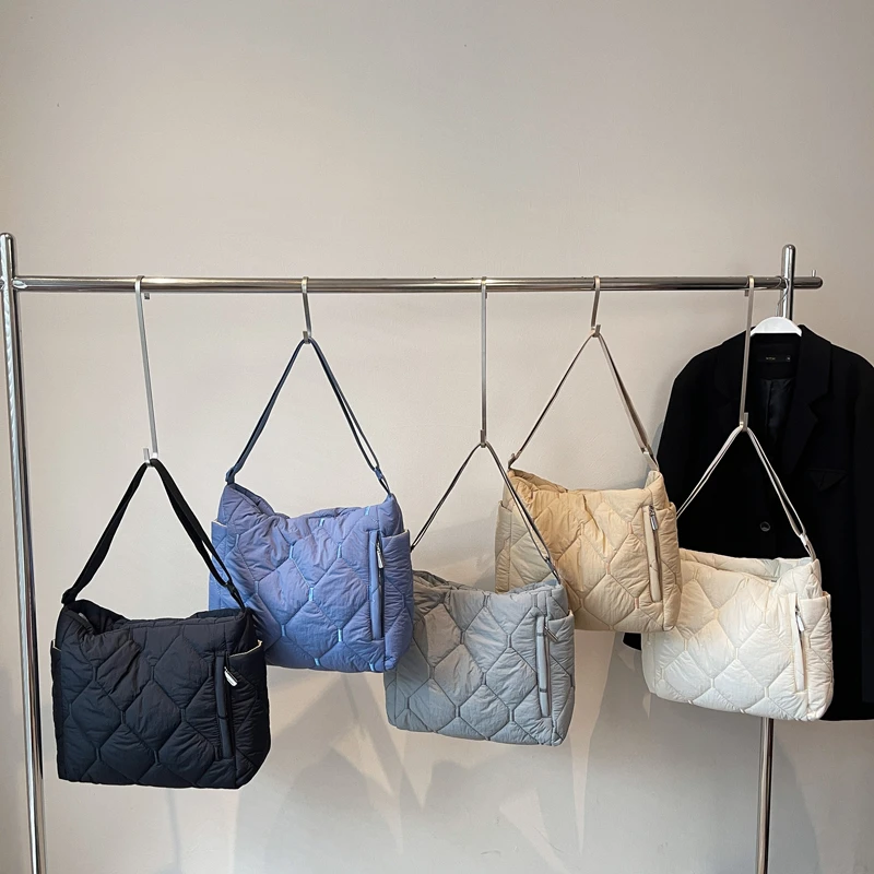 

2025 Новая зимняя ручная сумка, модные космические хлопковые сумки, женская большая вместительная сумка-тоут с перьями, женская стеганая сумка-шоппер