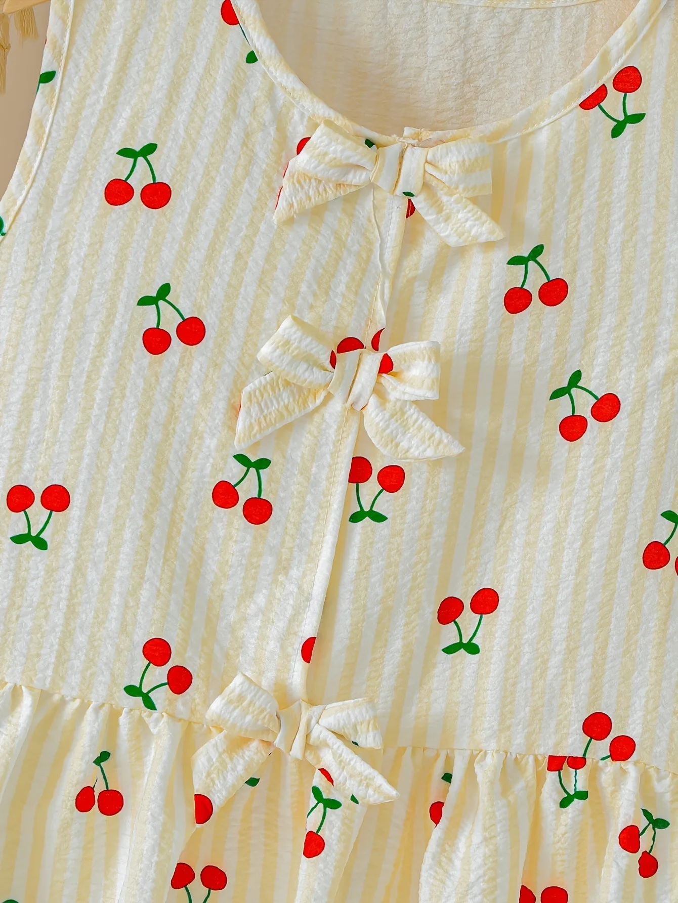4-12 Jahre Mädchen 2-teiliges Set mit Kirschmuster, ärmellosem Peplum-Top und weiter Hose, süßes, lässiges Sommer-Urlaubsoutfit für Kinder – Detail 5
