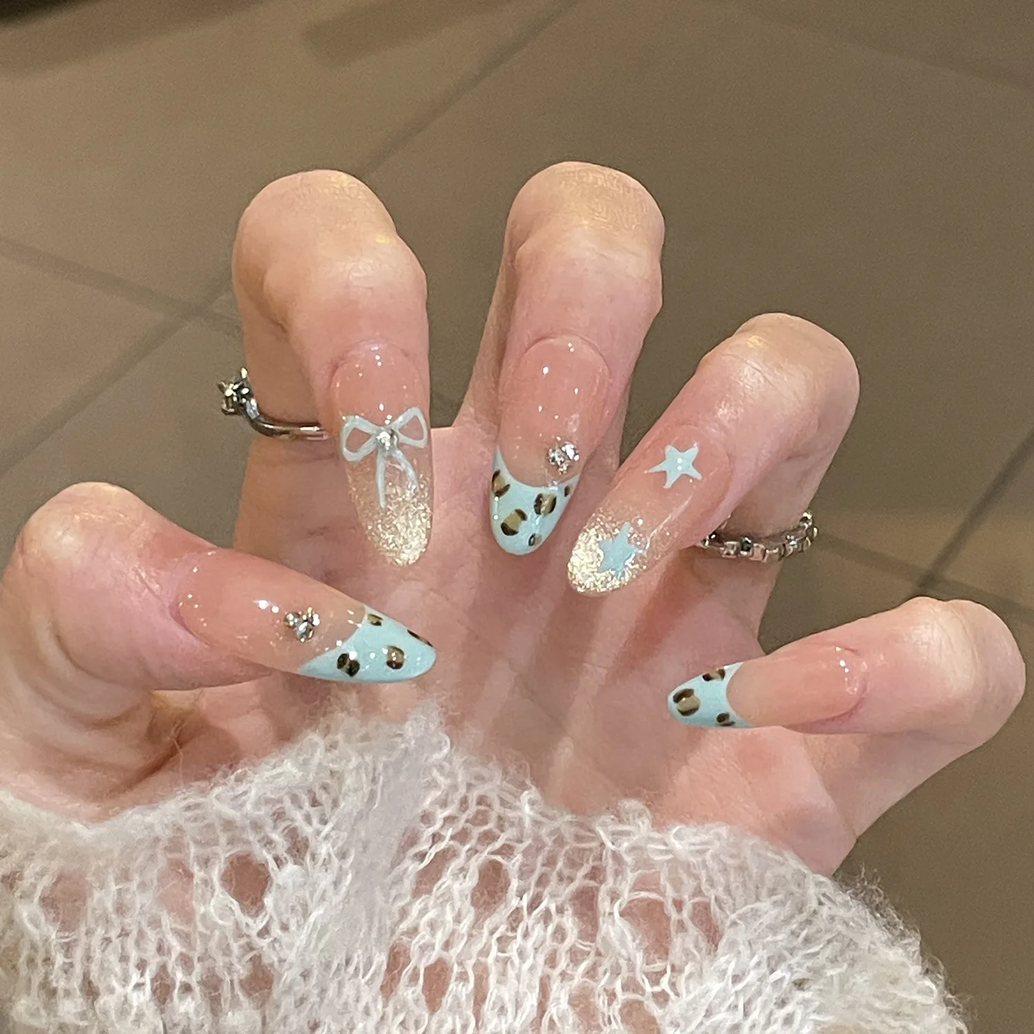 

10 шт. Накладные ногти ручной работы во французском стиле, средней длины, с сине-коричневым леопардовым принтом, бантом и звездами, для девочек