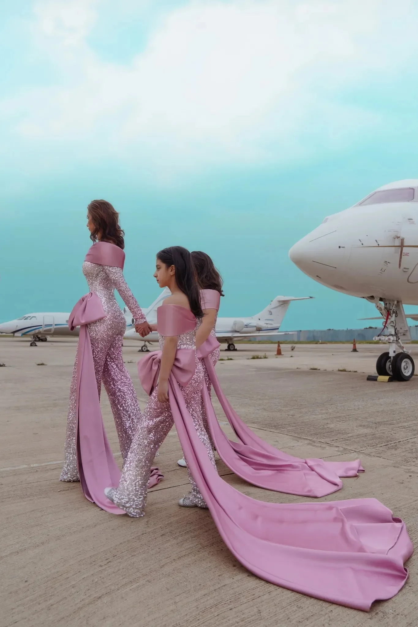 Элегантные платья для выпускного вечера на одно плечо, комбинезоны с блестками, вечернее платье с длинным рукавом и галстуком-бабочкой, вечернее платье знаменитостей