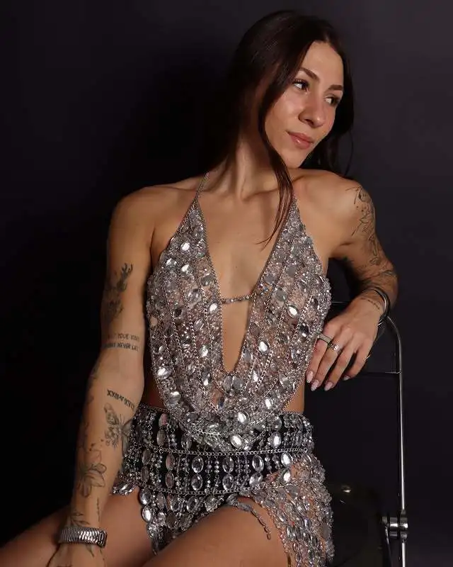Silbernes Strass-Neckholder-Body-Set, 2-teilig, Einheitsgröße, dekoratives Oberteil & Shorts-Rock-Set für Club, Festival, Party, Bühne, Fotoshooting – Detail 2